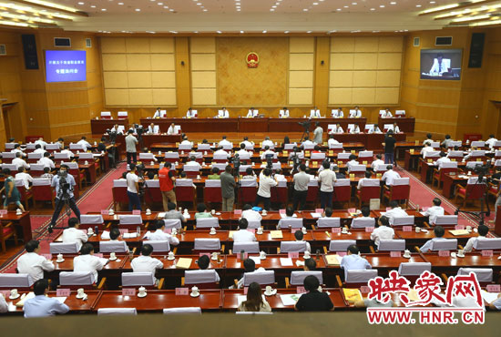 7月29日下午，河南省十二屆人大常委會第九次會議召開關(guān)于職業(yè)教育專題詢問會。