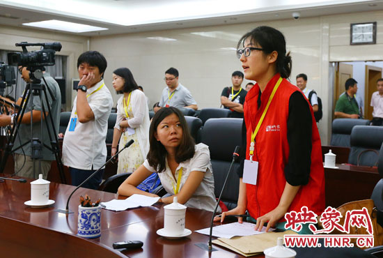 映象網(wǎng)記者就網(wǎng)友關(guān)心熱點(diǎn)問題向省教育廳副廳長尹洪斌提問。