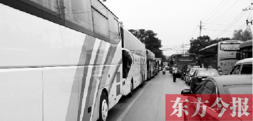 昨日，只能由東向西單行的鄭州市城南路上，闖進(jìn)了由西向東行駛的大巴車，造成嚴(yán)重交通擁堵