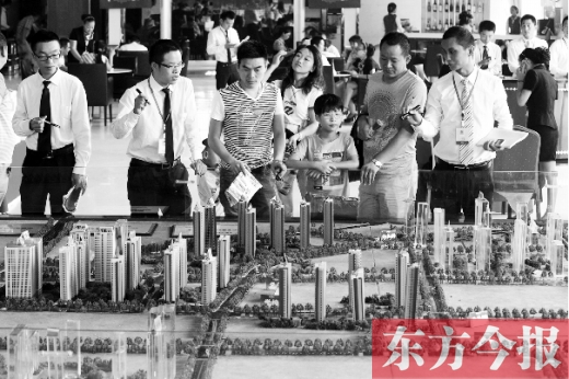 昨天上午，在鄭州市區(qū)一售樓部內(nèi)，看房的顧客比平時多了不少