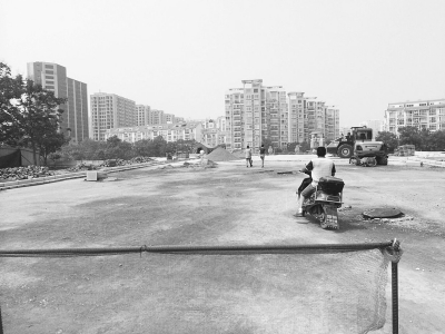 東明路跨東風(fēng)渠橋圍擋還沒(méi)有完全撤去已有人從此通行