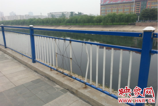公園內(nèi)多個護(hù)欄中間的鋼筋條不翼而飛，僅僅是用幾根細(xì)細(xì)鐵絲纏住。