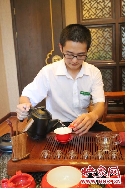 1、水壺里的水煮沸，李克勤把茶葉放進(jìn)茶荷里，準(zhǔn)備溫杯沖茶