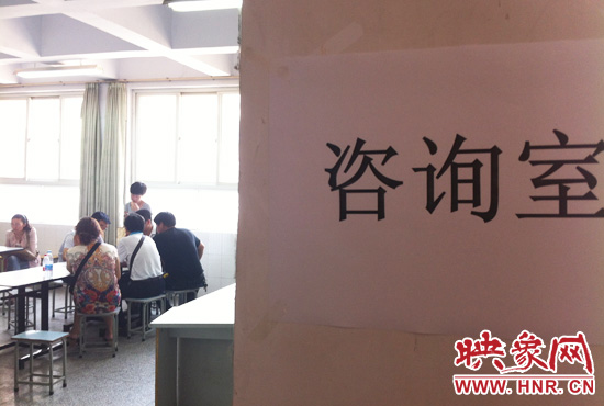在金水區(qū)教體局設(shè)立的“復(fù)議”現(xiàn)場(chǎng)，家長(zhǎng)們提出了各式各樣的問(wèn)題。