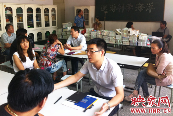 各區(qū)受理咨詢的教育部門工作人員對(duì)于提出的問(wèn)題一一作出解答。