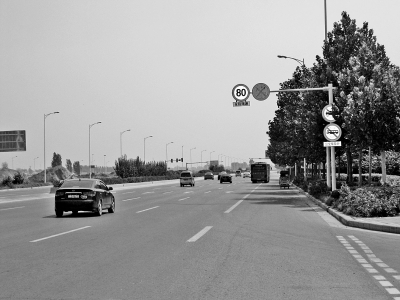 走訪鄭開(kāi)大道，記者發(fā)現(xiàn)路上的限速標(biāo)志已明顯減少。