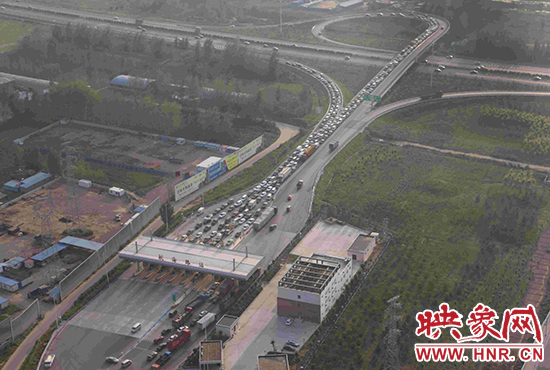 圖為鄭州環(huán)城高速航海路上下口，已經(jīng)出現(xiàn)車輛排隊(duì)情況。