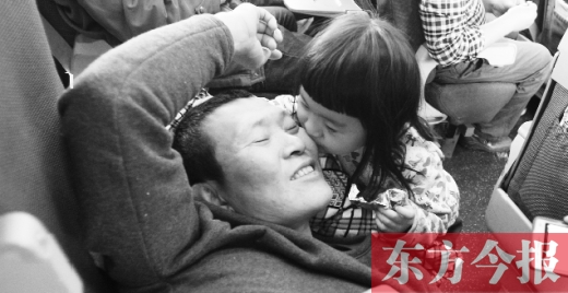 女兒嘟嘟不時的親吻是他最好的“鎮(zhèn)痛藥”。