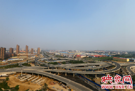 中州大道與南三環(huán)相接的立交橋，預(yù)計(jì)明年將建成通車。