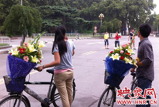 在鄭州大學(xué)南校區(qū)，有不少學(xué)生三五成群，手捧鮮花。