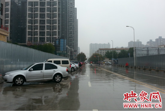 在新開通的東明路上,仍有多數(shù)私家車違規(guī)停車。