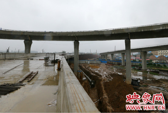 京廣快速路二期北延工程北三環(huán)京廣路立交橋雛形顯現(xiàn)。