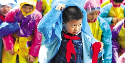 昨日下午,農(nóng)科路上一小學(xué)放學(xué)時,孩子們大部分都穿著雨披。