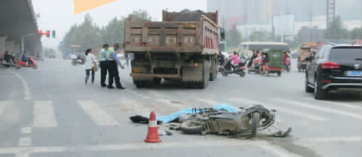 昨日，鄭州市建設路與西四環(huán)交叉口附近，一輛后八輪大貨車將一輛電動車卷入車輪下。