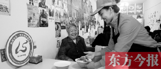 9月29日，輕院社區(qū)的“空巢老人”荊阿姨在一家飯店免費(fèi)吃午餐