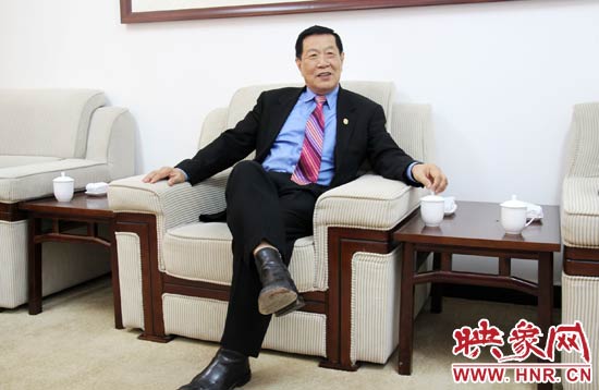 以精湛讀到的刑偵鑒識(shí)技術(shù)享譽(yù)國際的李昌鈺博士，被譽(yù)為“當(dāng)代福爾摩斯”。