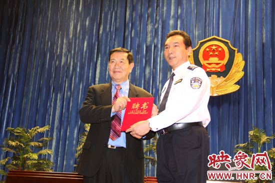 在歡迎儀式上，李昌鈺博士從鐵路警察學(xué)院院長郝宏奎手中接過了客座教授的聘書。