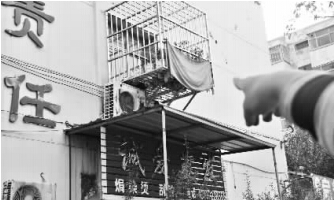 發(fā)生矛盾的一二樓鄰居，喇叭就安裝在二樓窗口。