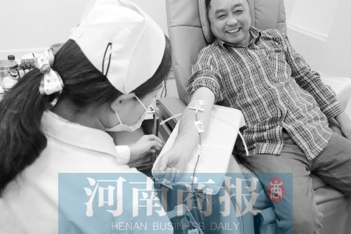 昨天，有市民看了商報(bào)報(bào)道后，前往獻(xiàn)血點(diǎn)獻(xiàn)血 記者 張郁/攝