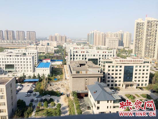 一座4層的建筑樓頂蓋上了四合院。