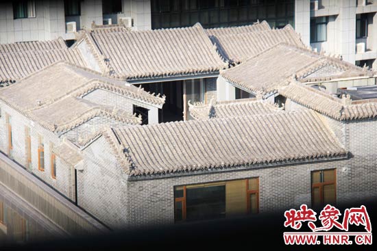這座建筑里面的裝修奢華考究，門窗和吊頂均為紅木。