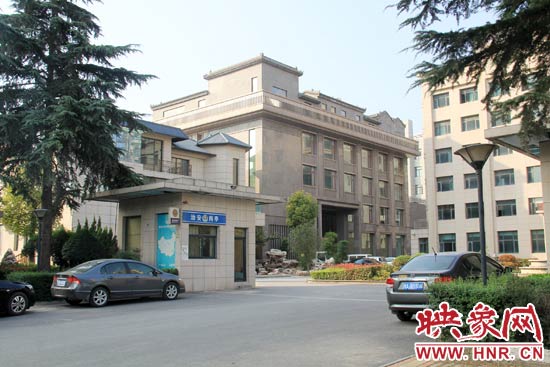 據(jù)這座建筑的一名工作人員稱，整座建筑為海龍集團(tuán)所有，房屋建成之后用作公司紅木家具展示。