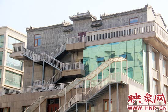 這座建筑的背面，已建好步梯。