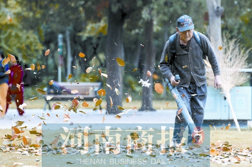 秋風(fēng)吹過(guò)，落葉滿地