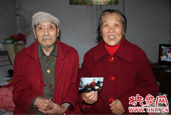 兩位老人的心愿就是能有一張金婚照。