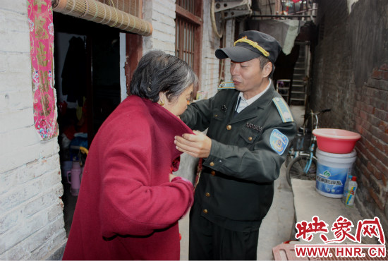 一馬路社區(qū)的巡防隊員們經(jīng)常前來幫助老人。