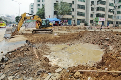 漢江路與行云路口，施工挖斷天然氣管道。