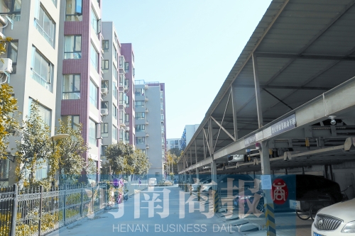 鄭州建設(shè)西路與工農(nóng)路交叉口西北角附近一小區(qū)內(nèi)，立體車庫已投入使用