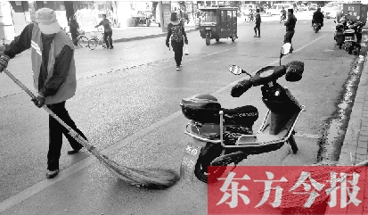 昨日，鄭州市中州大道上，穿梭于車流中上崗的環(huán)衛(wèi)工