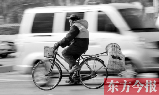 昨日，鄭州市中州大道上，穿梭于車流中上崗的環(huán)衛(wèi)工