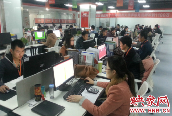 河南省電子商務(wù)產(chǎn)業(yè)園里，電商運(yùn)營商河南杰夫成交3500萬元，其中淘寶河南館占了七成。