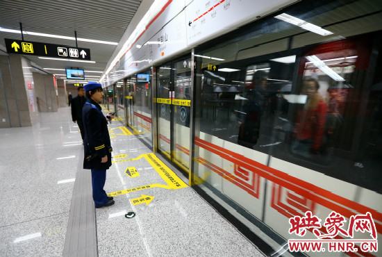 自11月29日起，鄭州地鐵將進(jìn)一步縮短行車間隔。