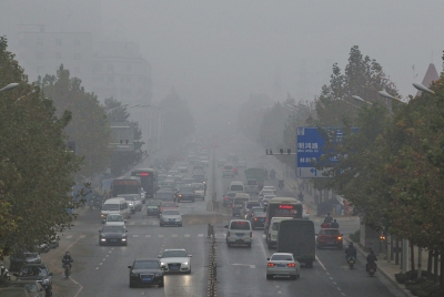 被霧、霾同時籠罩的市區(qū)道路