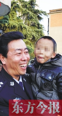 林州市公安局長趙峰抱著滿臉笑容的曉宇（化名），也露出了笑容