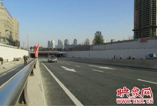 紅專路下穿中州大道隧道工程西起紅專路與姚寨路交叉口，東至紅專路與龍湖外環(huán)路交叉口。