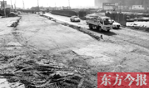 昨日，今報(bào)連續(xù)報(bào)道的鄭州南四環(huán)柴郭轉(zhuǎn)盤附近的大坑已基本填平