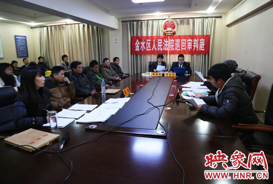 12月2日上午9點，鄭州市金水區(qū)法院將法庭搬到了經(jīng)八路辦事處，并案審理了這6起勞務(wù)糾紛案件。