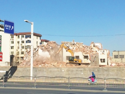 航海路秦嶺路口的閆垌村拆遷現(xiàn)場，看不到防塵措施。