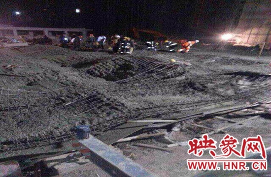 圖為事故現(xiàn)場(chǎng)情況，當(dāng)?shù)厝罕姽﹫D。