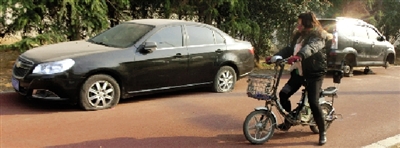 緊臨西三環(huán)一小區(qū)門口停的轎車，8輛車車胎被扎