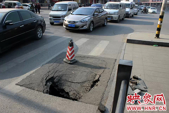 南陽路農(nóng)業(yè)路出現(xiàn)深坑，近看是因為瀝青充當窨井蓋所致