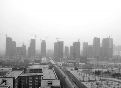 在鄭州市同一地點(diǎn)拍攝的照片，下為1月1日晴朗天氣，上為1月5日霧霾天氣。（拼接圖片）