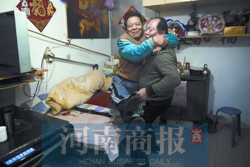 2015年1月15日，老鄰居抱起180斤重的高新海去坐三輪車，準(zhǔn)備出去轉(zhuǎn)轉(zhuǎn)