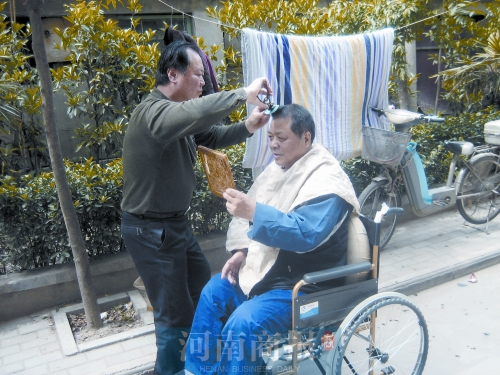 2011年8月18日，老鄰居給高新海剪發(fā)