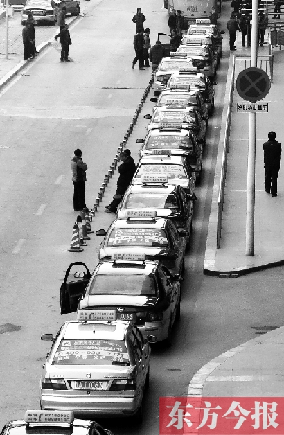 機(jī)場(chǎng)出租車等客區(qū)，停放的大部分都是藍(lán)色出租車