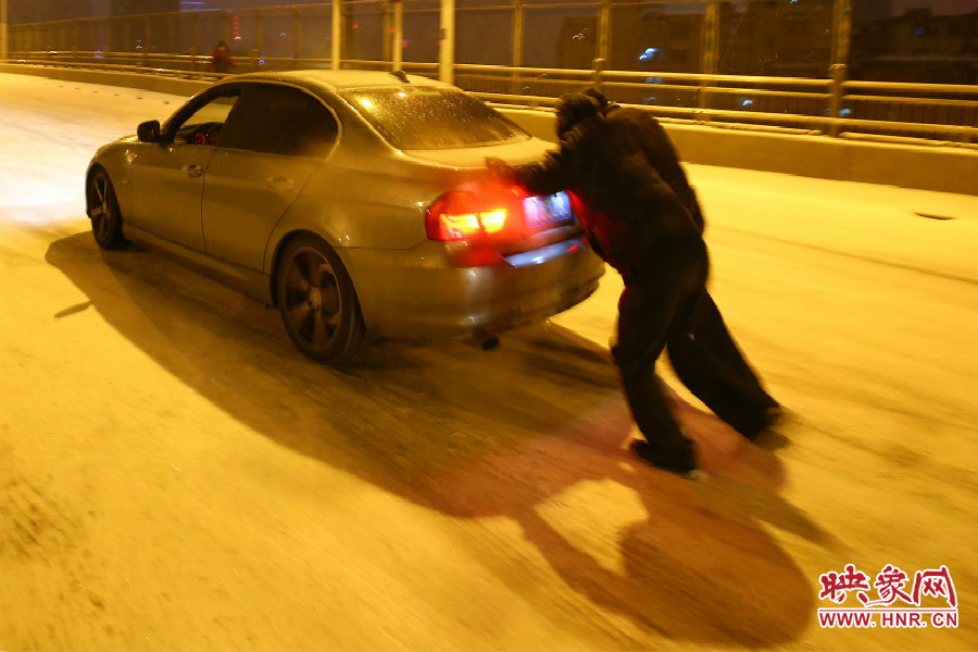兩位“推車人”奮力的推著小車上橋。